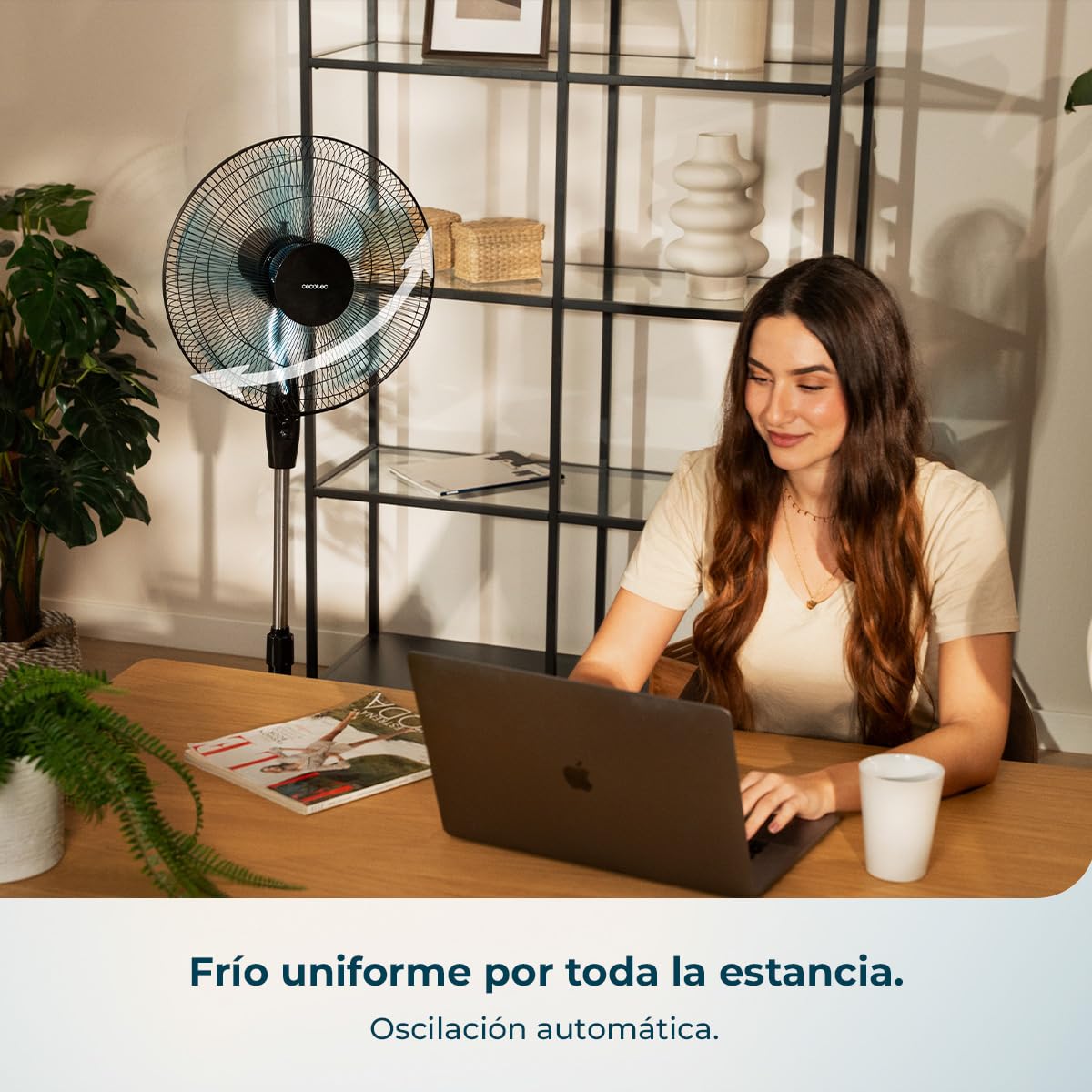 Ventilador de pie Cecotec EnergySilence 515 oscilando automáticamente en oficina doméstica con mujer trabajando