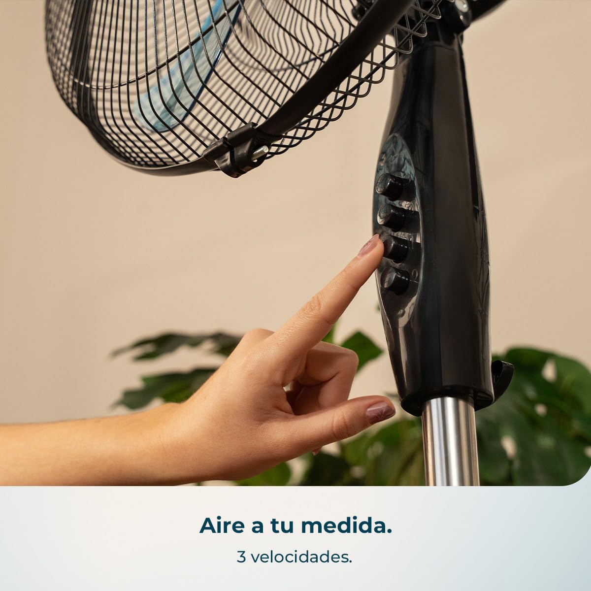 Mano accionando los botones de velocidad del ventilador de pie Cecotec EnergySilence 515 negro