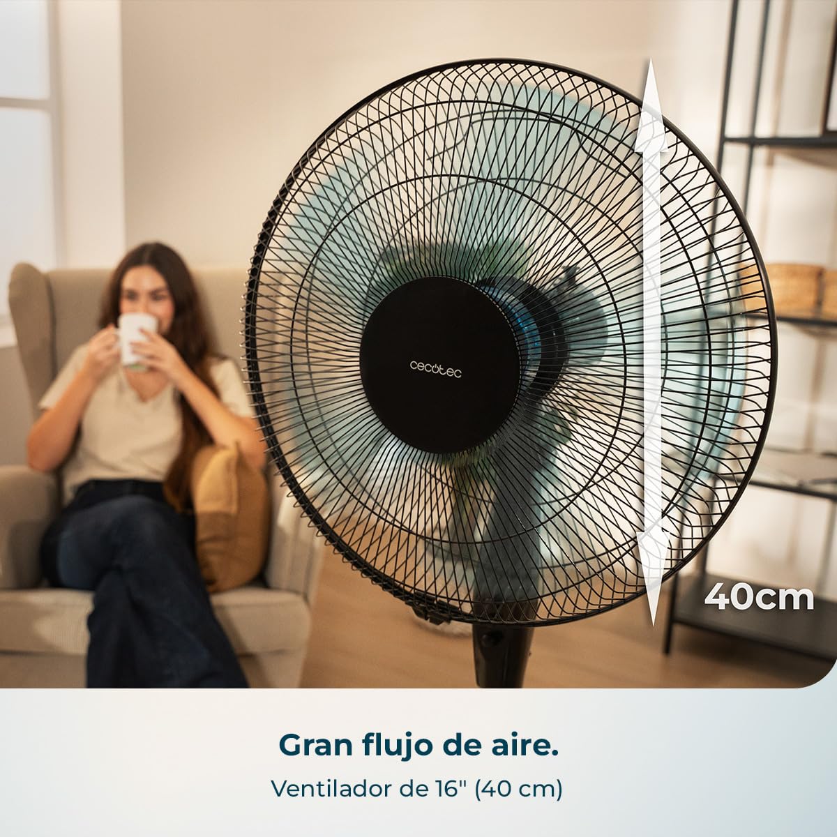 Ventilador de pie Cecotec negro 16 pulgadas 40cm con 5 aspas en salón moderno