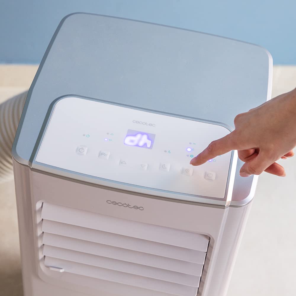 Mano usando el panel táctil con pantalla LED de un aire acondicionado portátil Cecotec