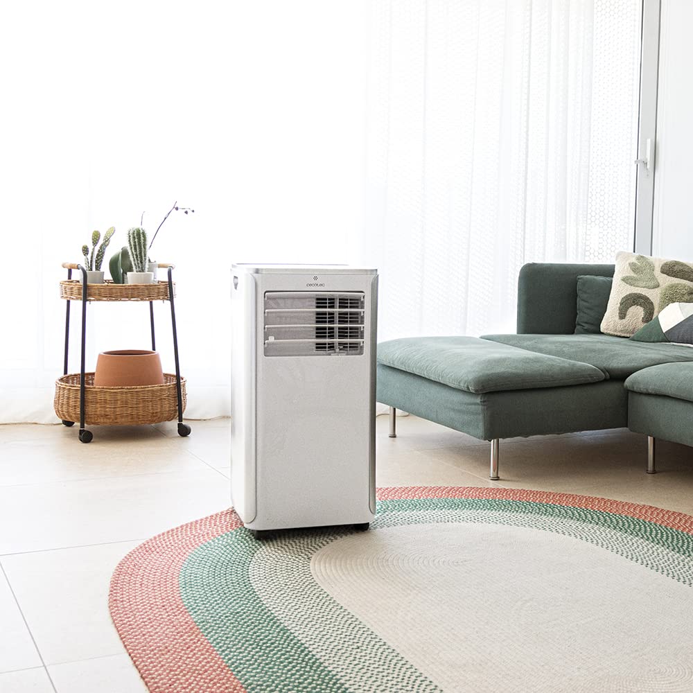 Aire acondicionado portátil Cecotec ForceClima 9100 blanco en salón moderno con sofá verde y alfombra redonda