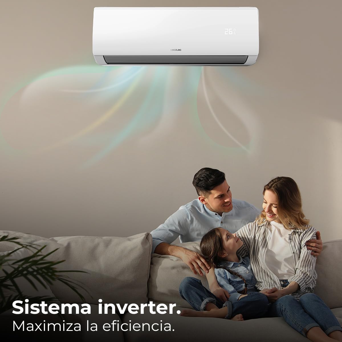 Aire acondicionado split Cecotec con sistema inverter refrigerando a una familia en el salón de su casa