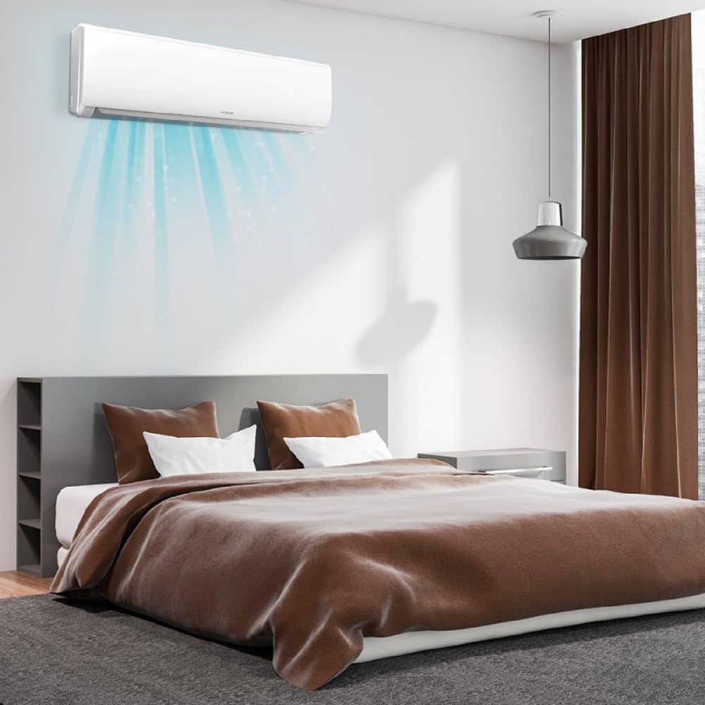 Aire acondicionado split Cecotec AirClima 9000 Smartfresh controlado con mando a distancia en salón moderno