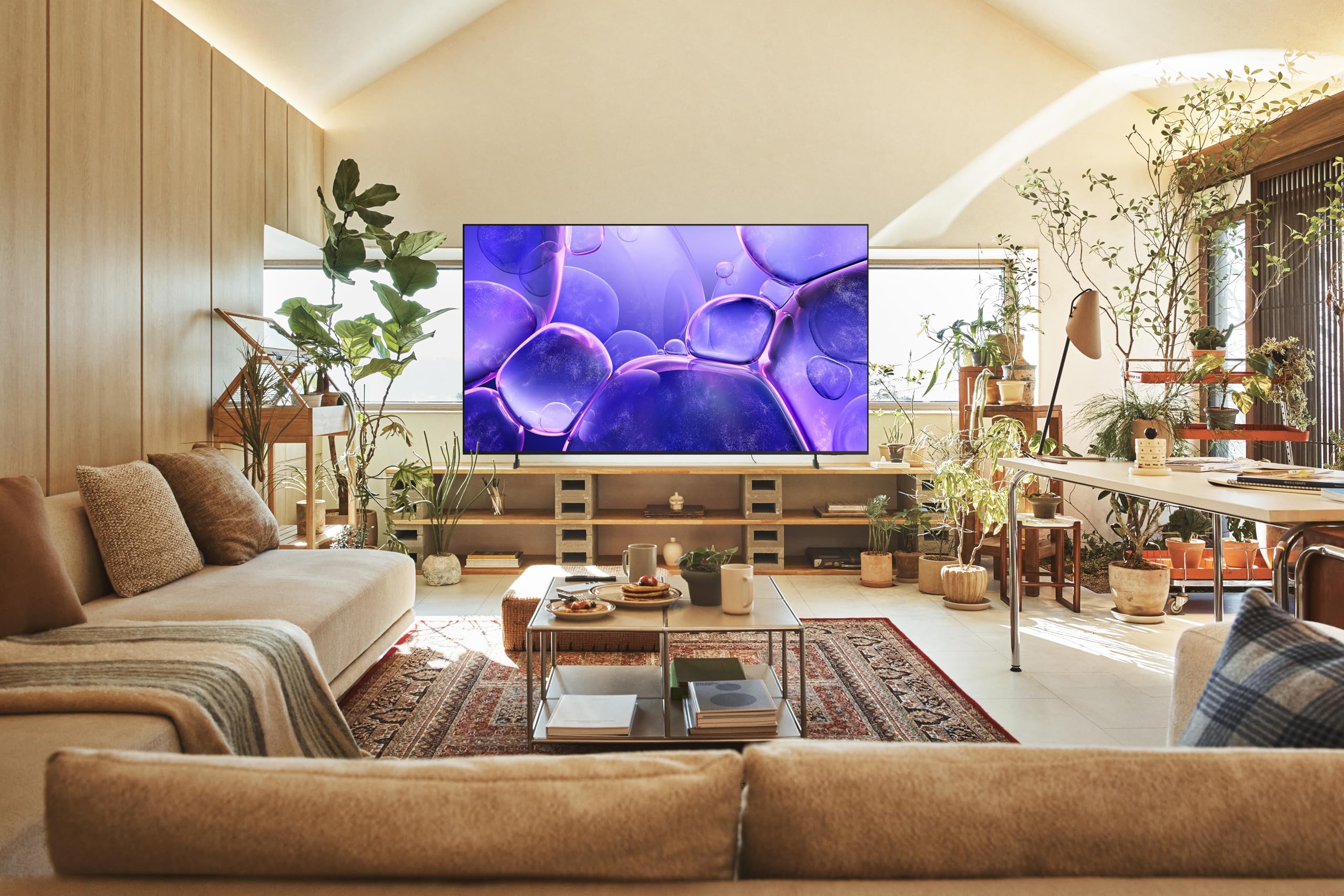 Sala moderna con TV Samsung 55 pulgadas Crystal UHD 4K en montaje pared