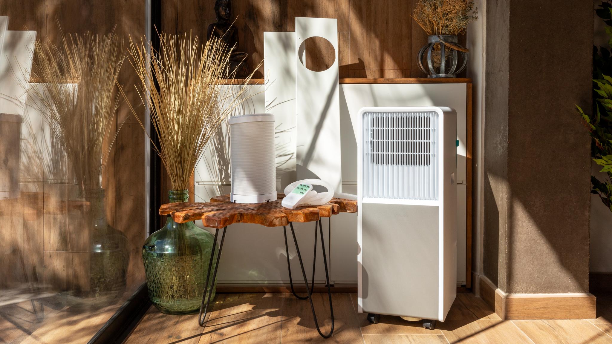 Aire acondicionado portátil blanco en habitación con luz natural