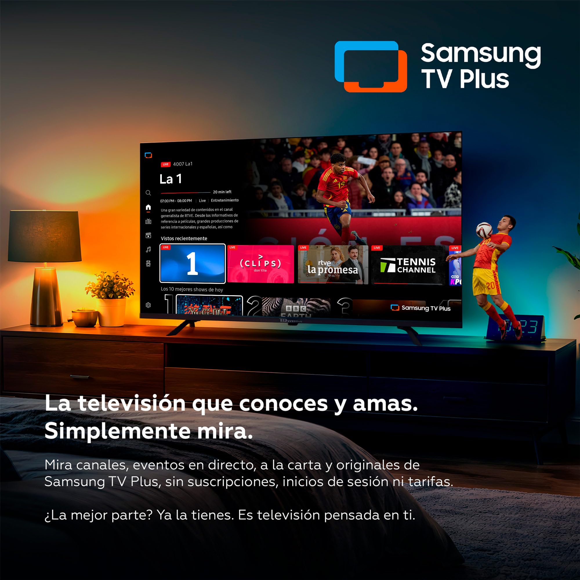 Televisor Samsung inteligente mostrando fútbol en TV Plus en dormitorio acogedor