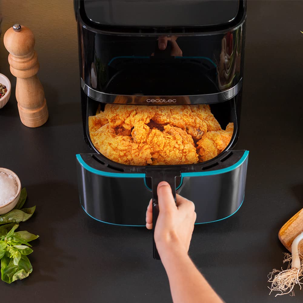 Freidora de aire Cecotec Cecofry Full InoxBlack 5500 Pro con cesta extraíble llena de pollo frito crujiente