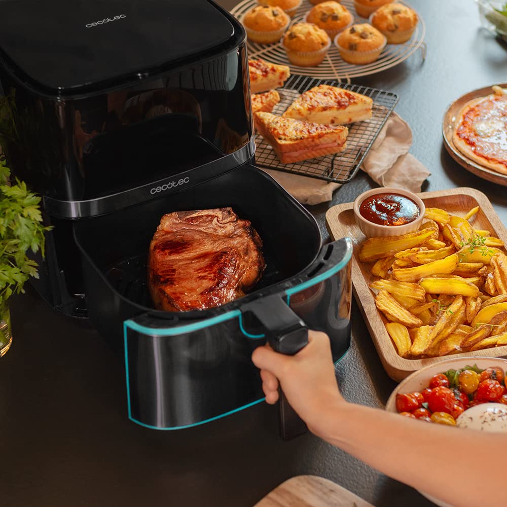 Freidora de aire Cecotec Cecofry Full InoxBlack 5500 Pro extrayendo cesta con carne asada