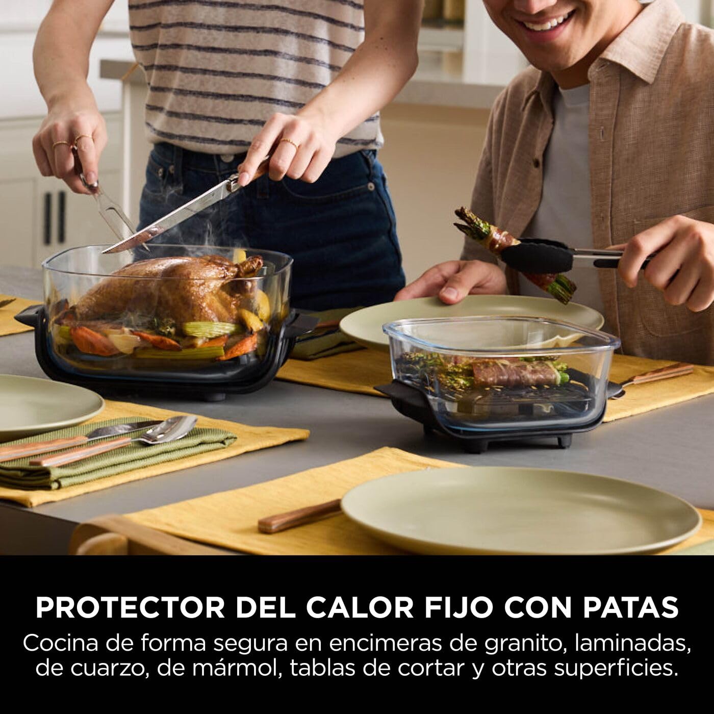 Freidora de aire portátil Ninja CRISPi con recipientes de vidrio sirviendo pollo asado y espárragos en cocina