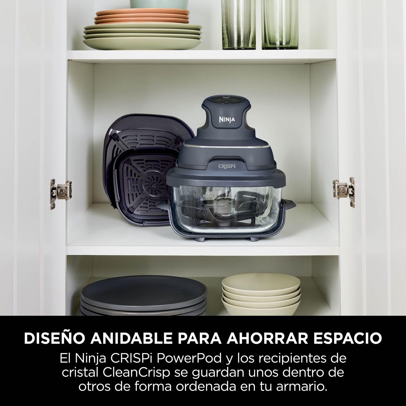 Freidora de aire portátil Ninja CRISPi compacta almacenada dentro de un armario de cocina, mostrando su diseño anidable para ahorrar espacio