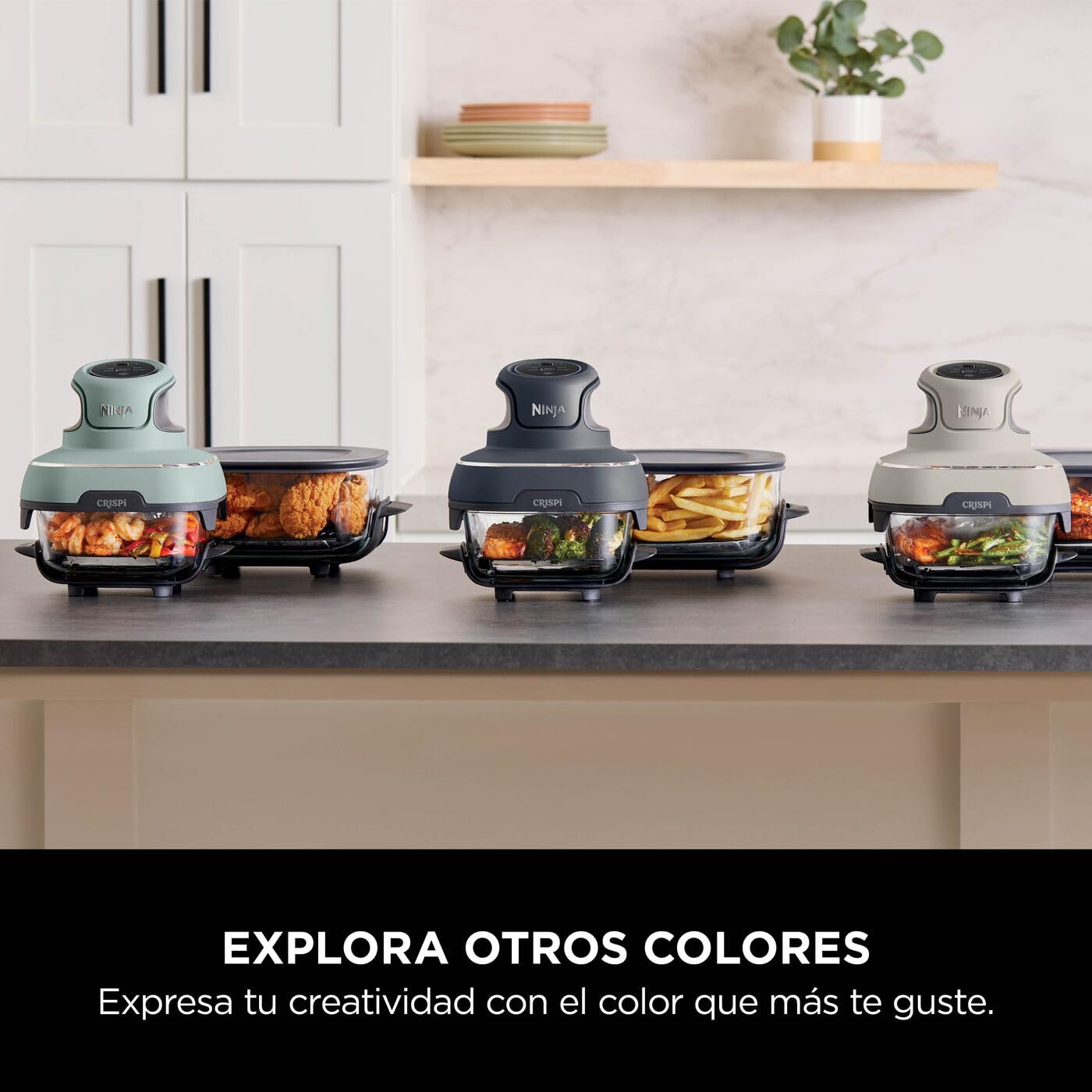 Tres freidoras de aire Ninja CRISPi en diferentes colores con recipientes de vidrio llenos de comida sobre encimera de cocina