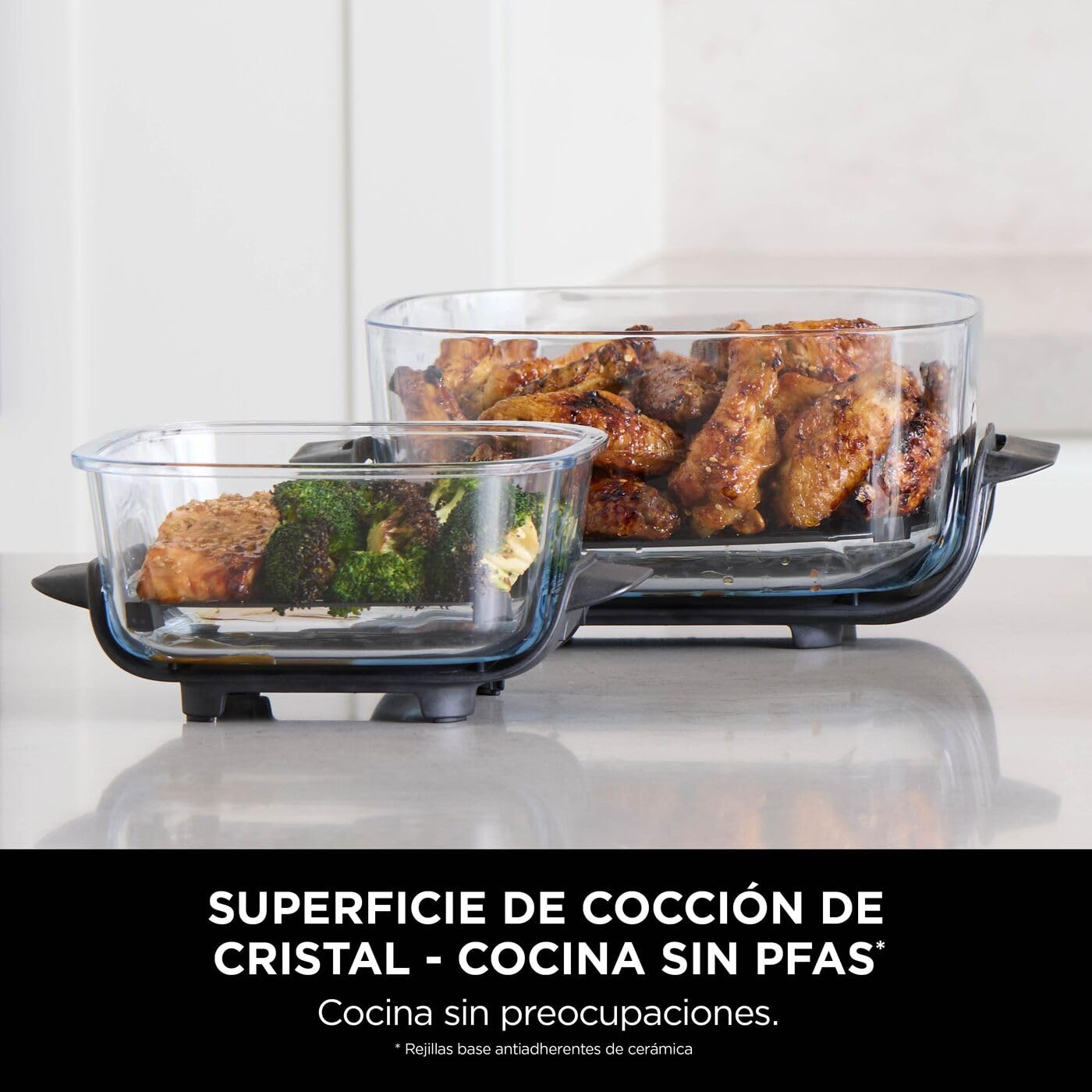 Ninja CRISPi freidora de aire portátil con recipientes de cristal, alitas de pollo, salmón y brócoli