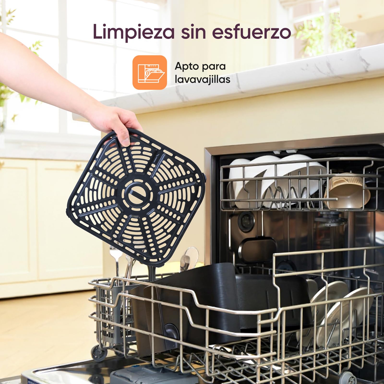 Rejilla de freidora de aire Cosori apta para lavavajillas siendo colocada en el lavaplatos.