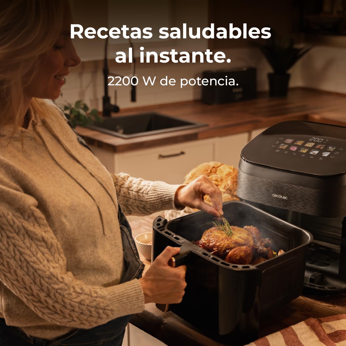 Mujer cocinando pollo asado en freidora de aire Cecotec Cecofry&Grill Smokin' 8500 Plus en cocina
