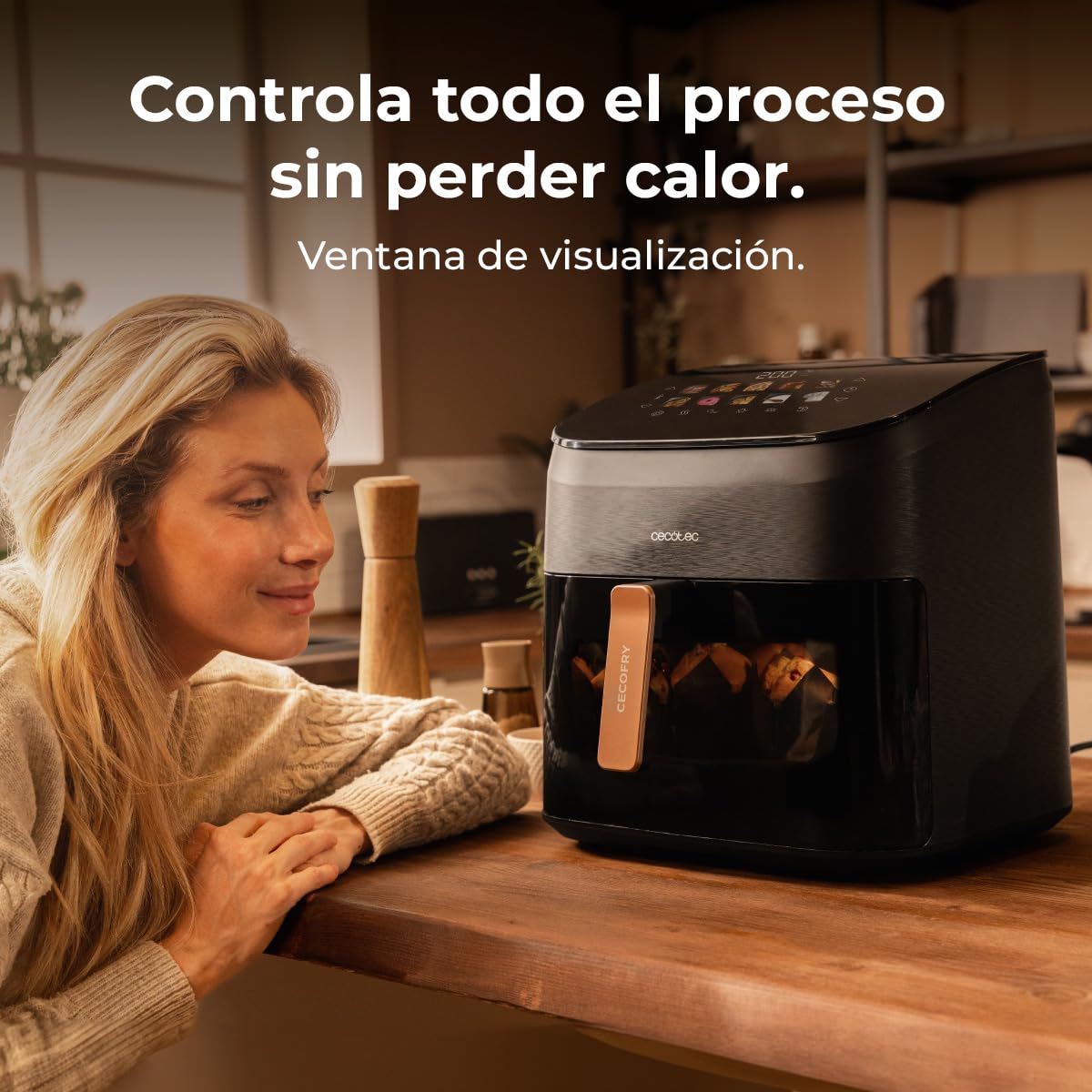 Mujer observando freidora de aire Cecotec Cecofry con ventana de visualización en cocina moderna