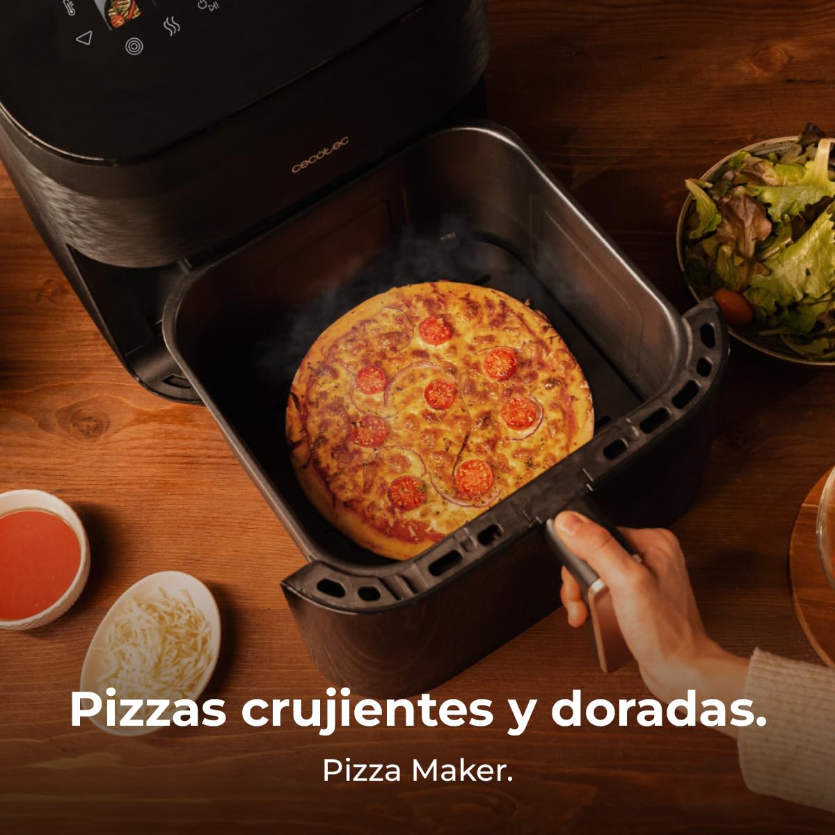 Freidora de aire Cecotec preparando pizza casera crujiente con función Pizza Maker