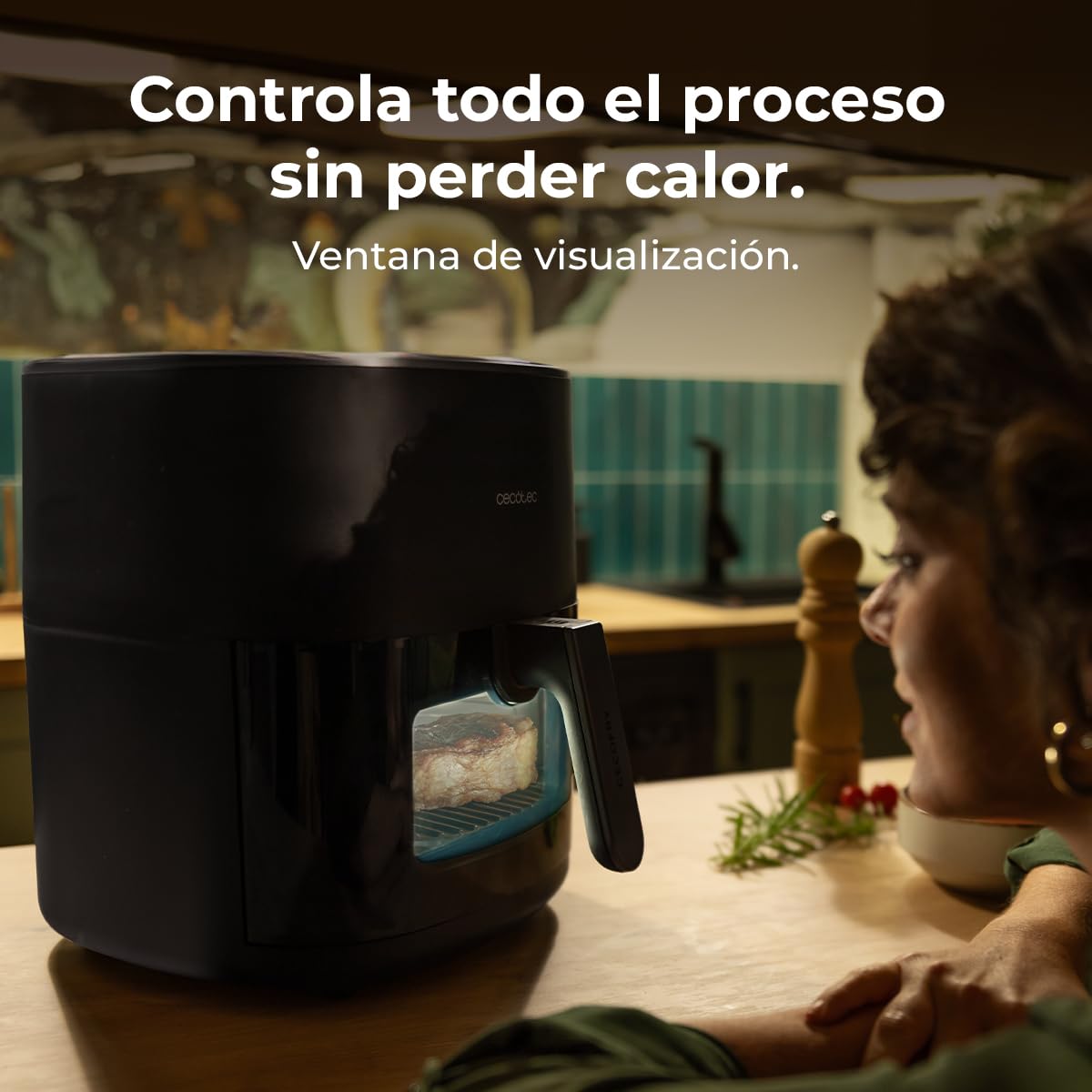 Freidora de aire Cecotec con ventana de visualización para controlar la cocción de alimentos sin perder calor.