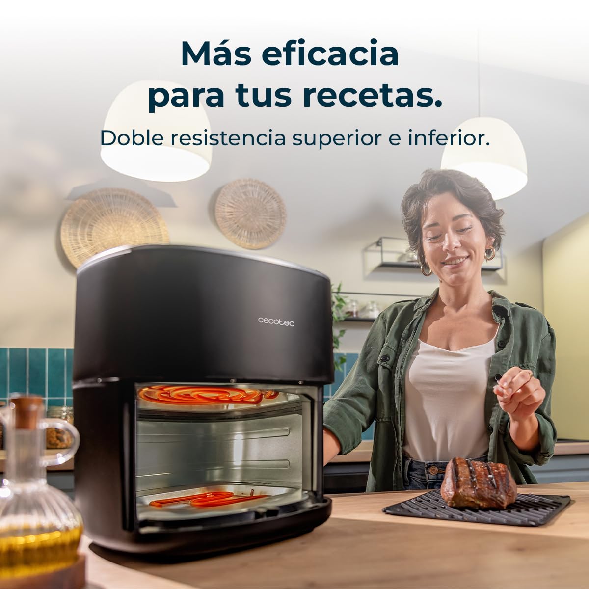 Freidora de aire Cecotec Cecofry Grill Duoheat 6500 Plus con doble resistencia y mujer cocinando carne en cocina moderna.