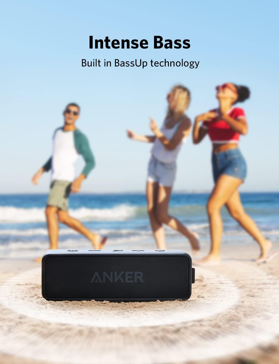 Altavoz Bluetooth Anker Soundcore 2 negro con tecnología BassUp en la playa con amigos bailando
