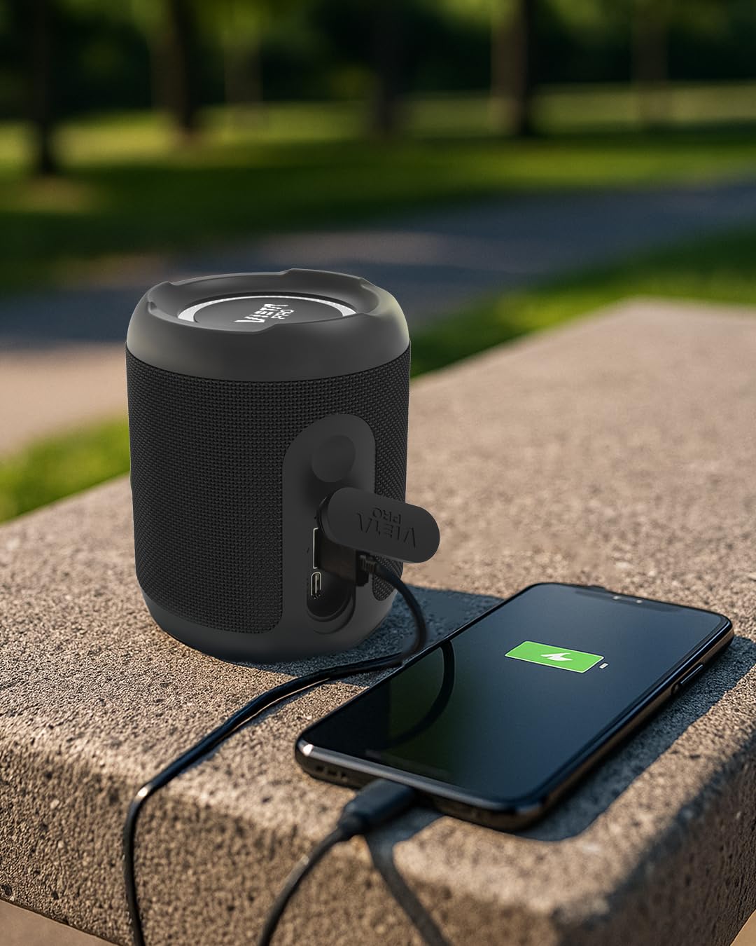 Altavoz Vieta Pro Easy 4 negro cargando un smartphone al aire libre con cable USB-C