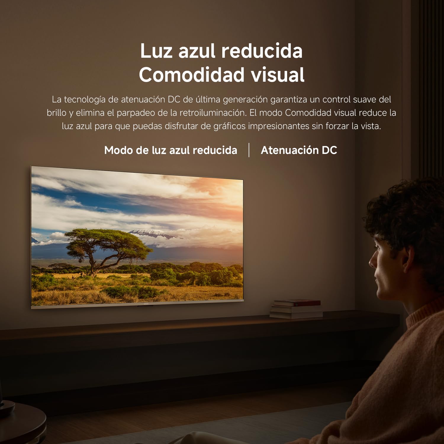Hombre viendo contenido en Xiaomi TV F Pro 43 QLED 4K en salón oscuro con función de luz azul reducida