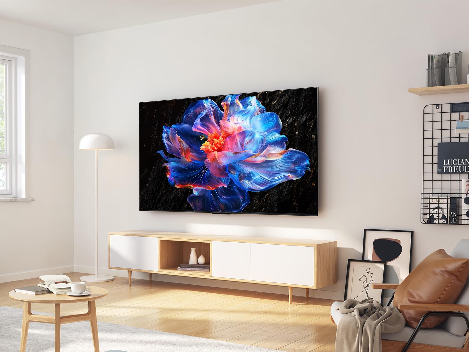 Televisor TCL 43 pulgadas 4K QLED en salón moderno mostrando imagen de flor colorida