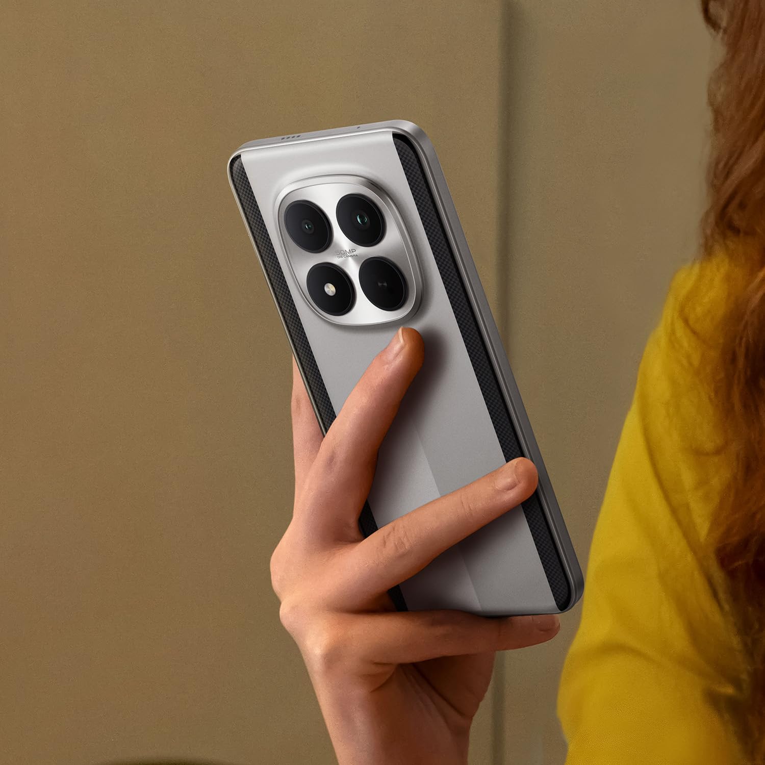Xiaomi Poco M8 Pro 5G plata visto desde atrás con módulo de cámara circular de 50MP sostenido en mano