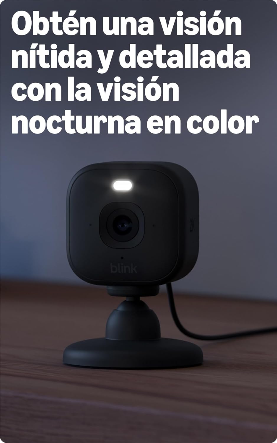 Cámara Mini 2K+ Blink con visión nocturna en color y foco LED encendido