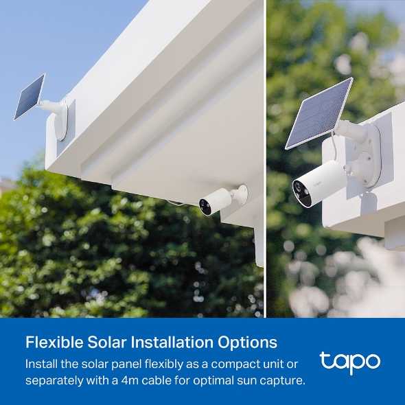 Cámara de seguridad solar flexible instalada en pared blanca
