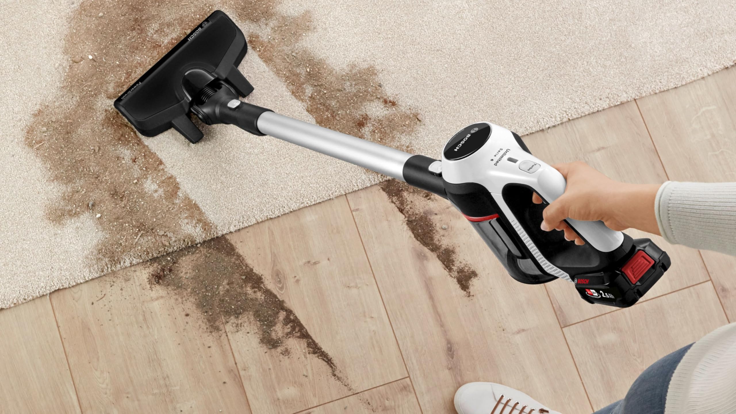 Aspiradora Bosch Unlimited Serie 6 limpiando suelo mixto sin cable
