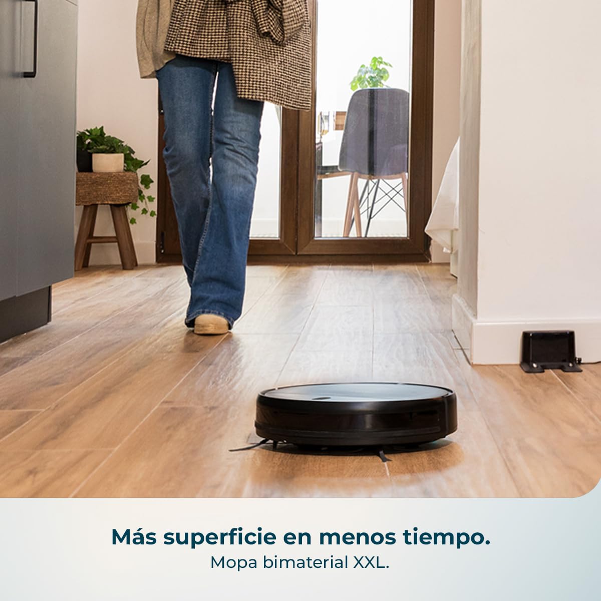 Robot aspirador Cecotec en suelo de madera limpiando eficazmente