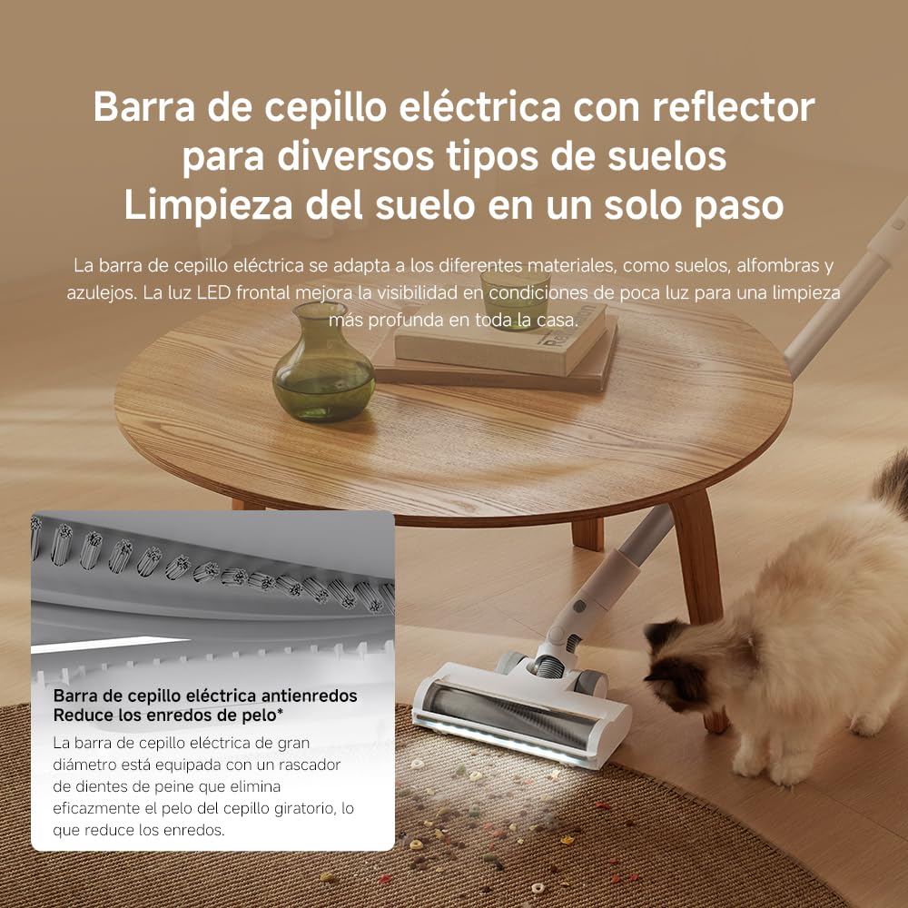 Cepillo eléctrico con luz LED limpiando suelo y alfombra con gato cerca.
