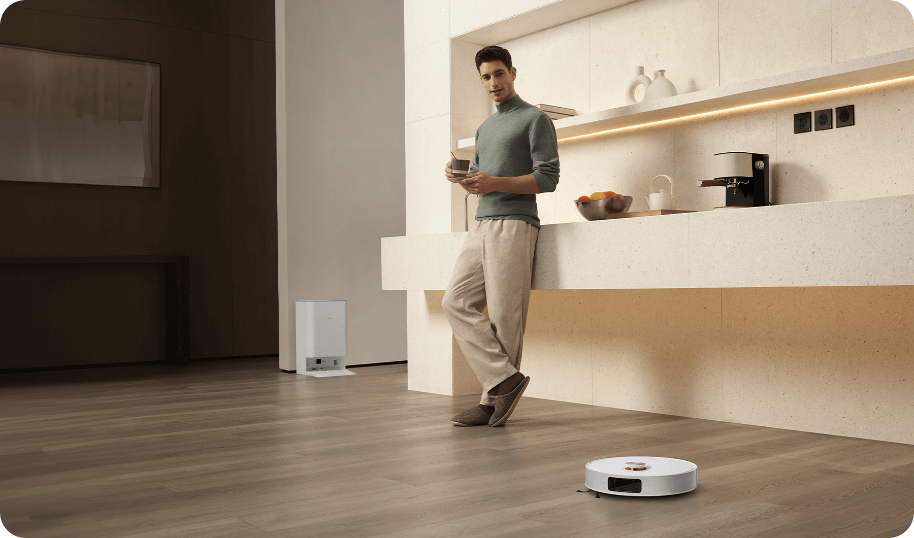 Robot aspirador autónomo limpiando salón moderno mientras usuario disfruta café