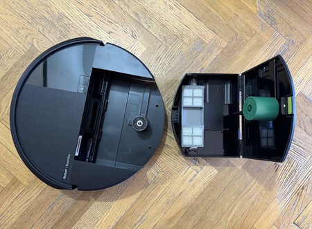 Robot aspirador con depósito de polvo abierto y filtro verde visible