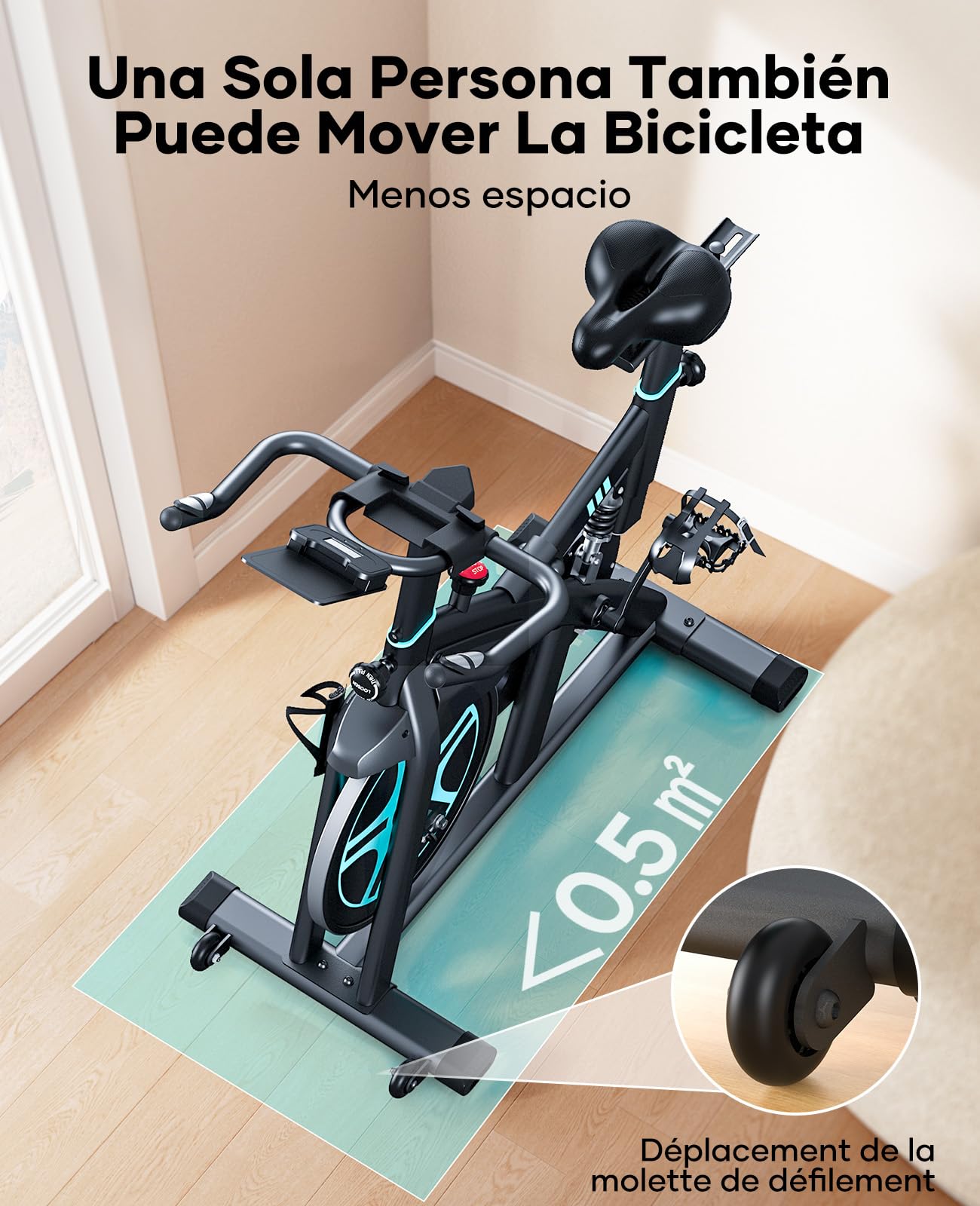 Bicicleta estática de spinning negra compacta con rueda de transporte y huella menor a 0.5 m² en salón moderno