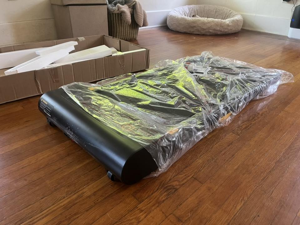 Cinta de correr nueva embalada en plástico protector recién sacada de su caja de cartón.