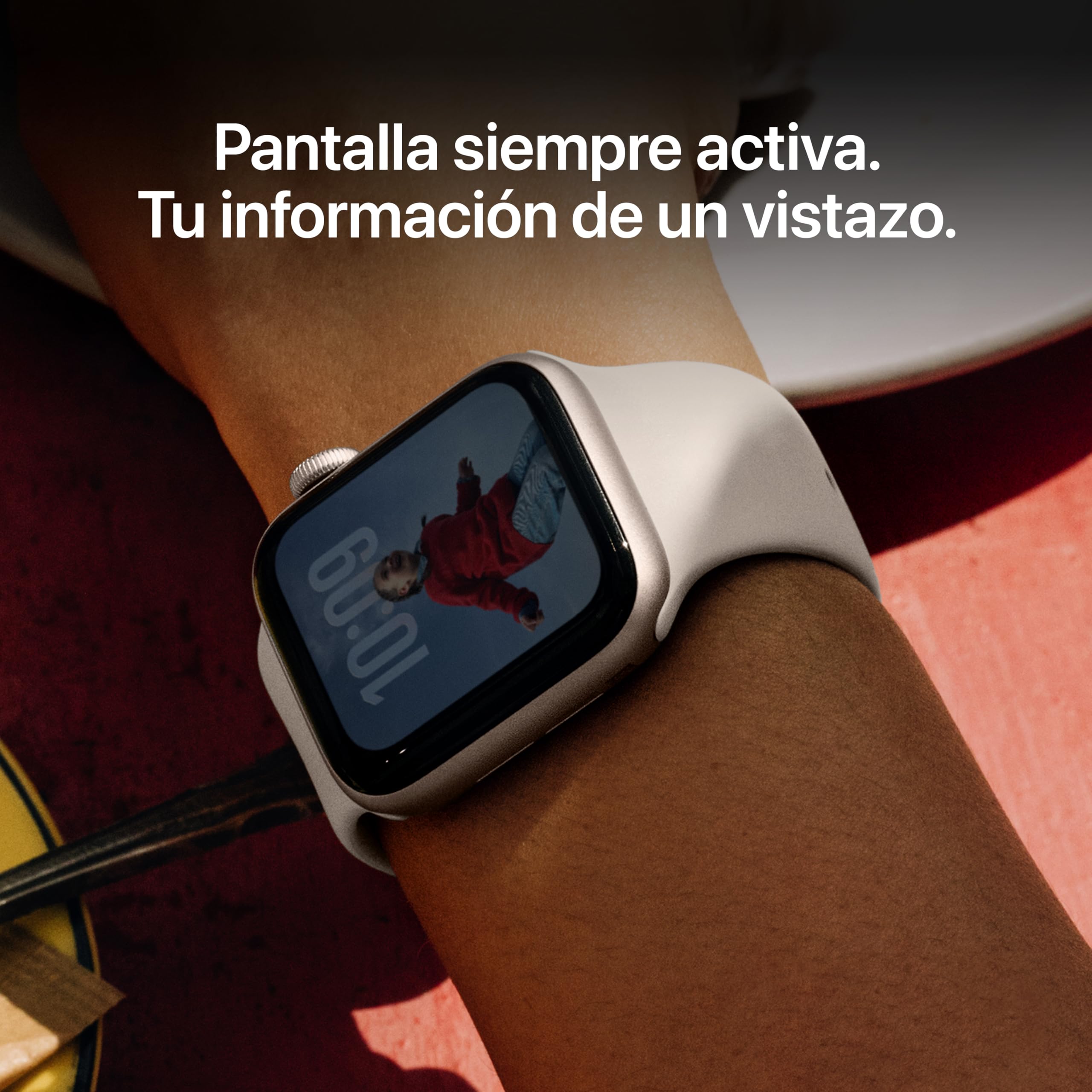 Apple Watch SE 3 con caja de aluminio plata y correa blanca en muñeca mostrando pantalla siempre activa.