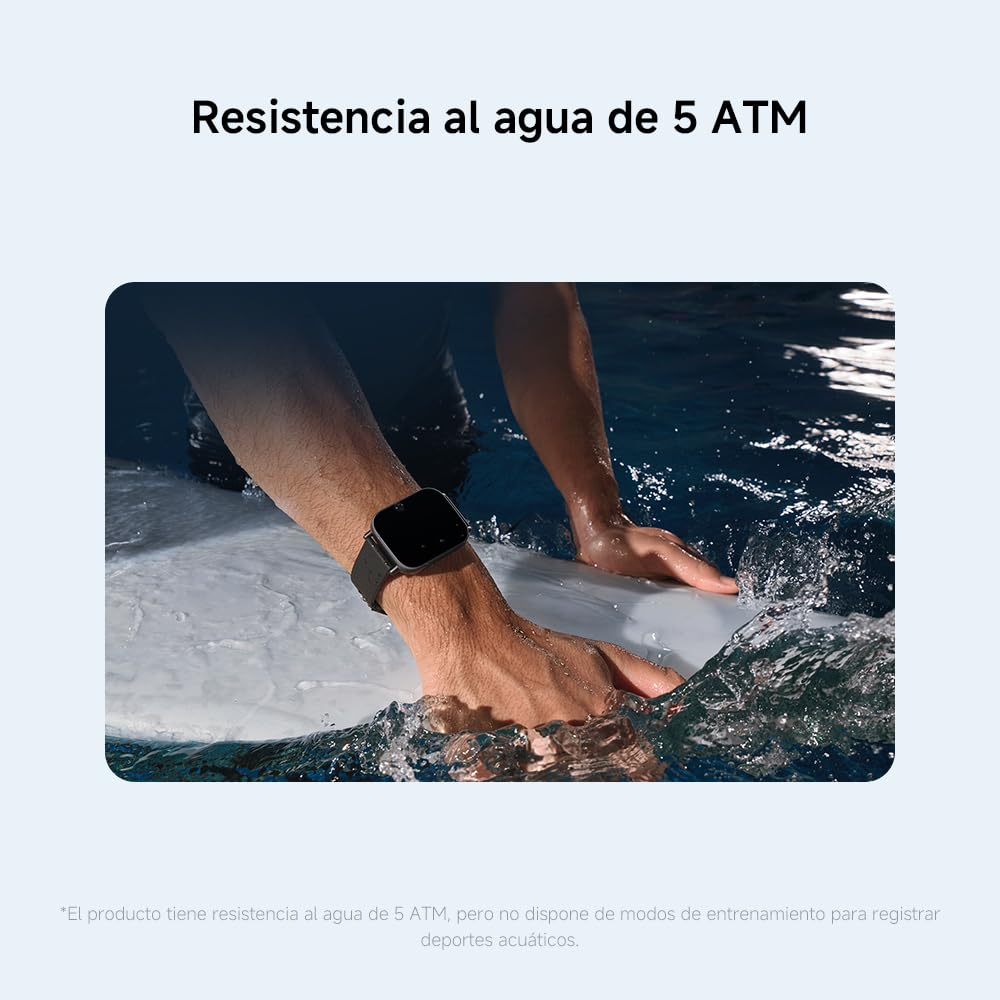 Smartwatch Xiaomi Redmi Watch 5 Active negro en muñeca durante contacto con agua, demostrando resistencia 5 ATM