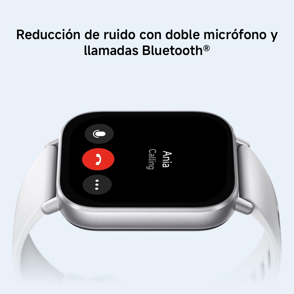 Xiaomi Redmi Watch 5 Active con pantalla de llamada entrante y doble micrófono en color plata y correa blanca.