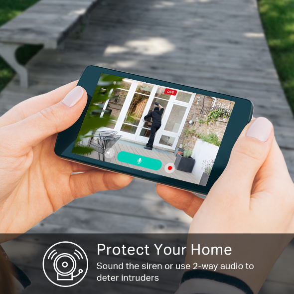 Persona usando app móvil de cámara de seguridad en smartphone con audio bidireccional.
