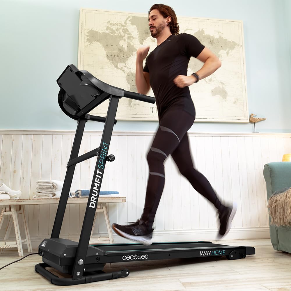 Hombre corriendo sobre cinta de correr plegable Cecotec DrumFit WayHome 1400 Sprint en ambiente doméstico