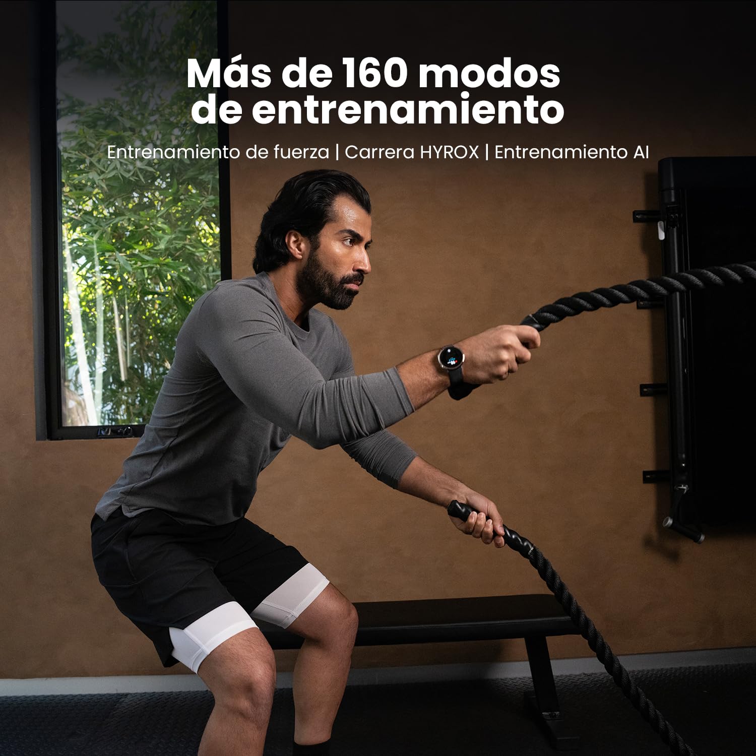 Hombre entrenando con cuerdas de batalla usando el smartwatch Amazfit Active 2 en su muñeca