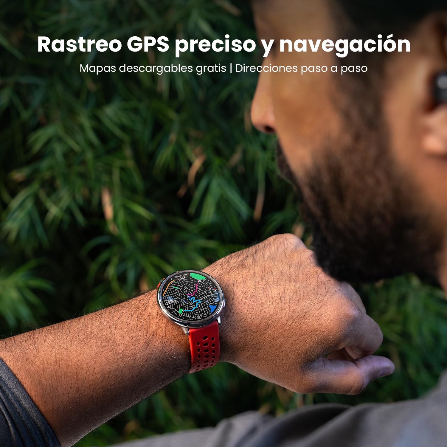 Hombre consultando mapa GPS en smartwatch Amazfit Active 2 con correa roja al aire libre