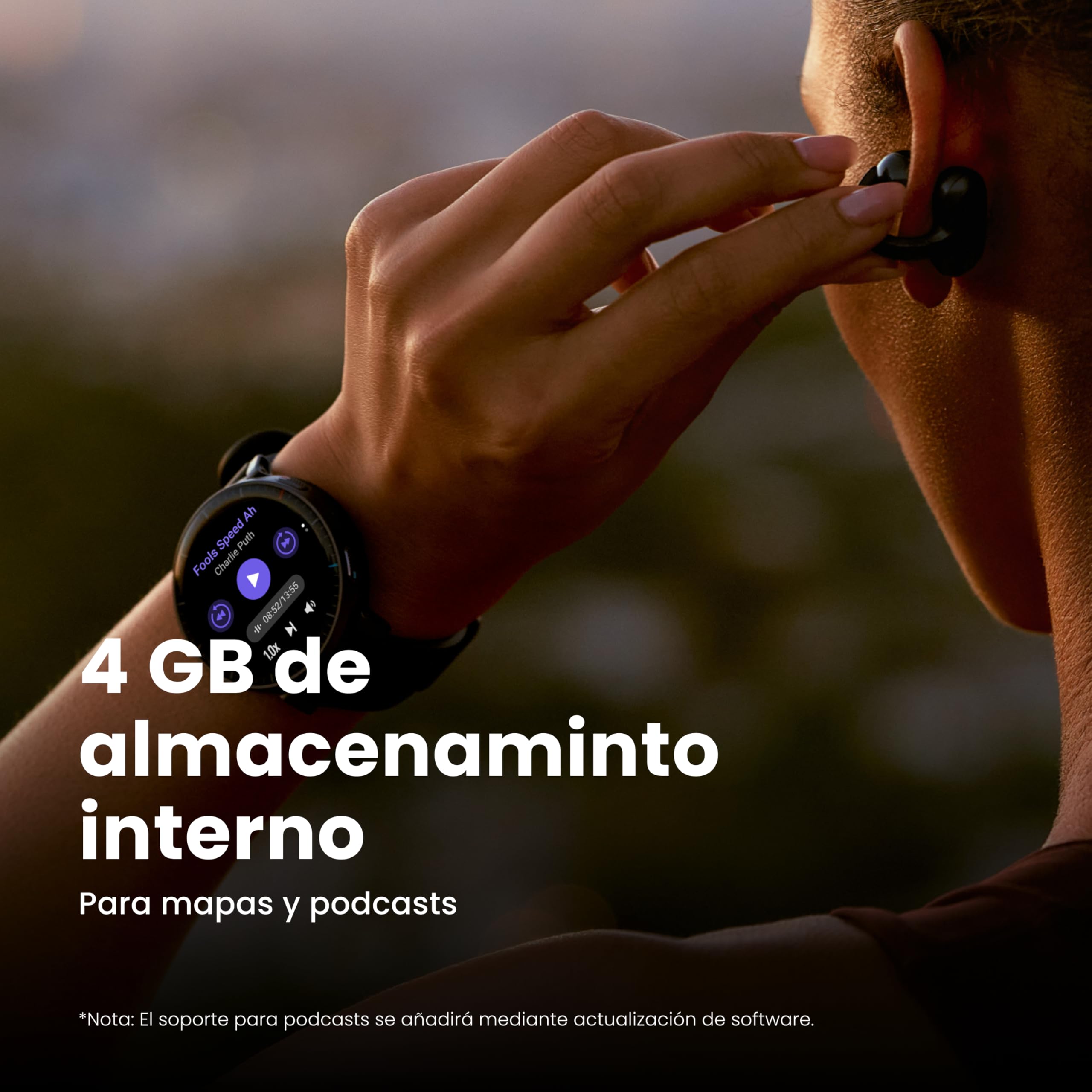 Amazfit Active MAX smartwatch negro en muñeca masculina con reproductor de música y auriculares inalámbricos al atardecer