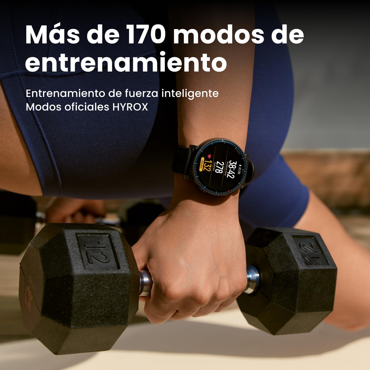 Mujer entrenando con mancuernas de 12 kg usando el smartwatch Amazfit Active MAX mostrando métricas de ejercicio en tiempo real