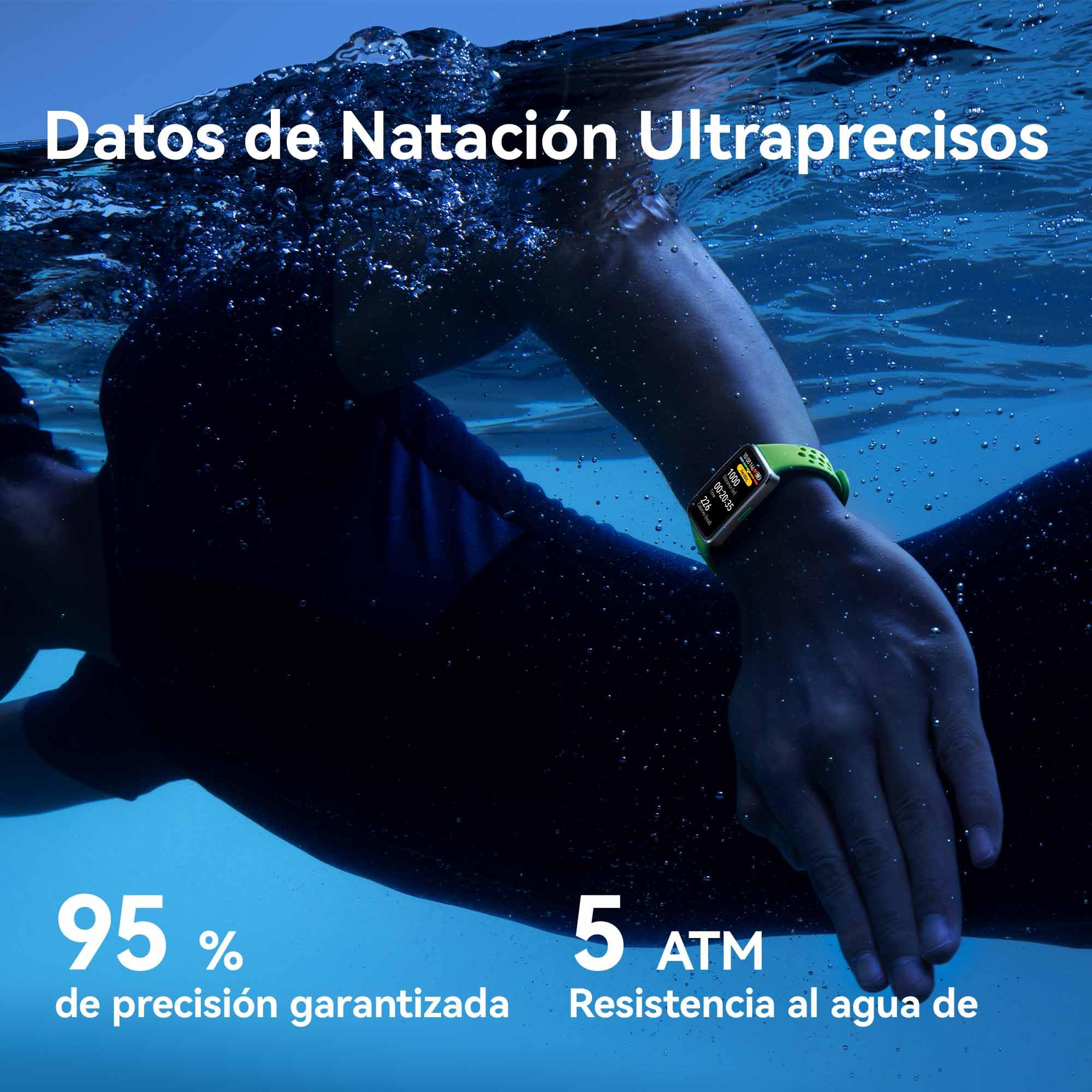 HUAWEI Band 10 con correa verde nadando bajo el agua mostrando métricas de nado en pantalla