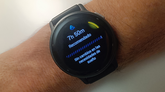 Reloj inteligente en muñeca mostrando monitor de sueño recomendando 7 horas y 50 minutos