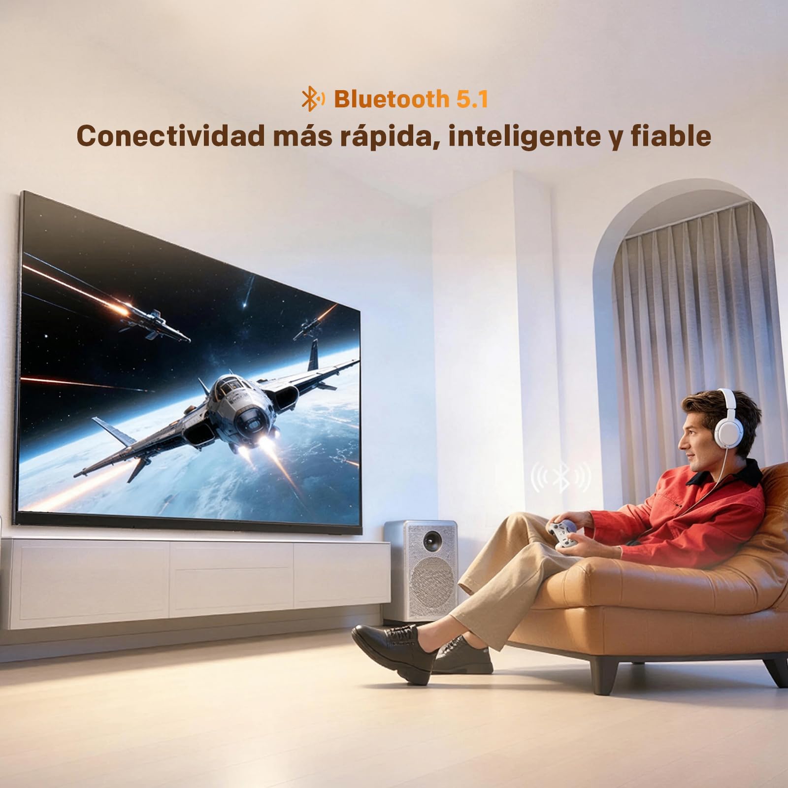 Hombre con auriculares inalámbricos jugando en Smart TV coocaa con conectividad Bluetooth 5.1.