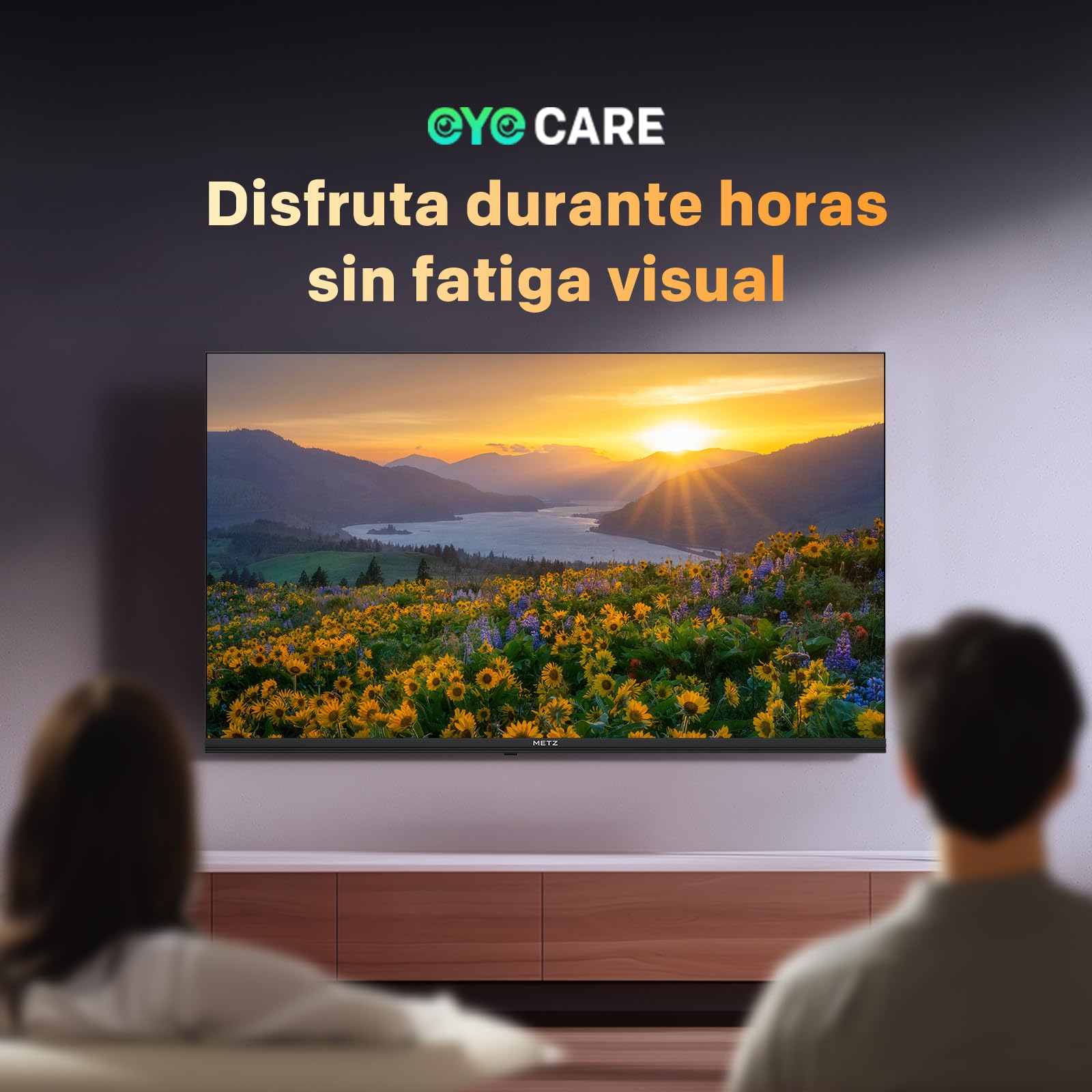 Pareja viendo Metz Smart TV QLED con tecnología Eye Care y protección ocular