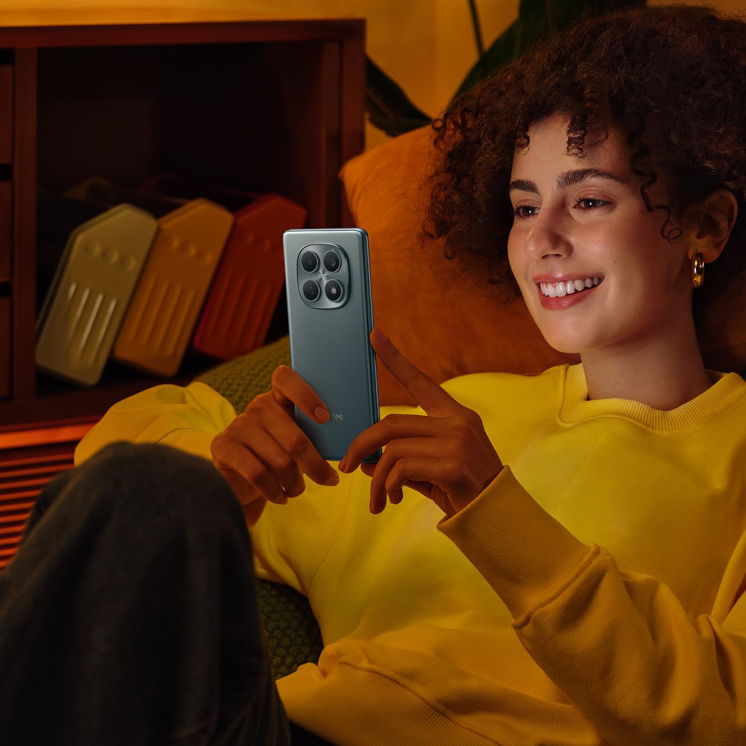 Persona mostrando la cámara principal de 108 MP del Redmi Note 15